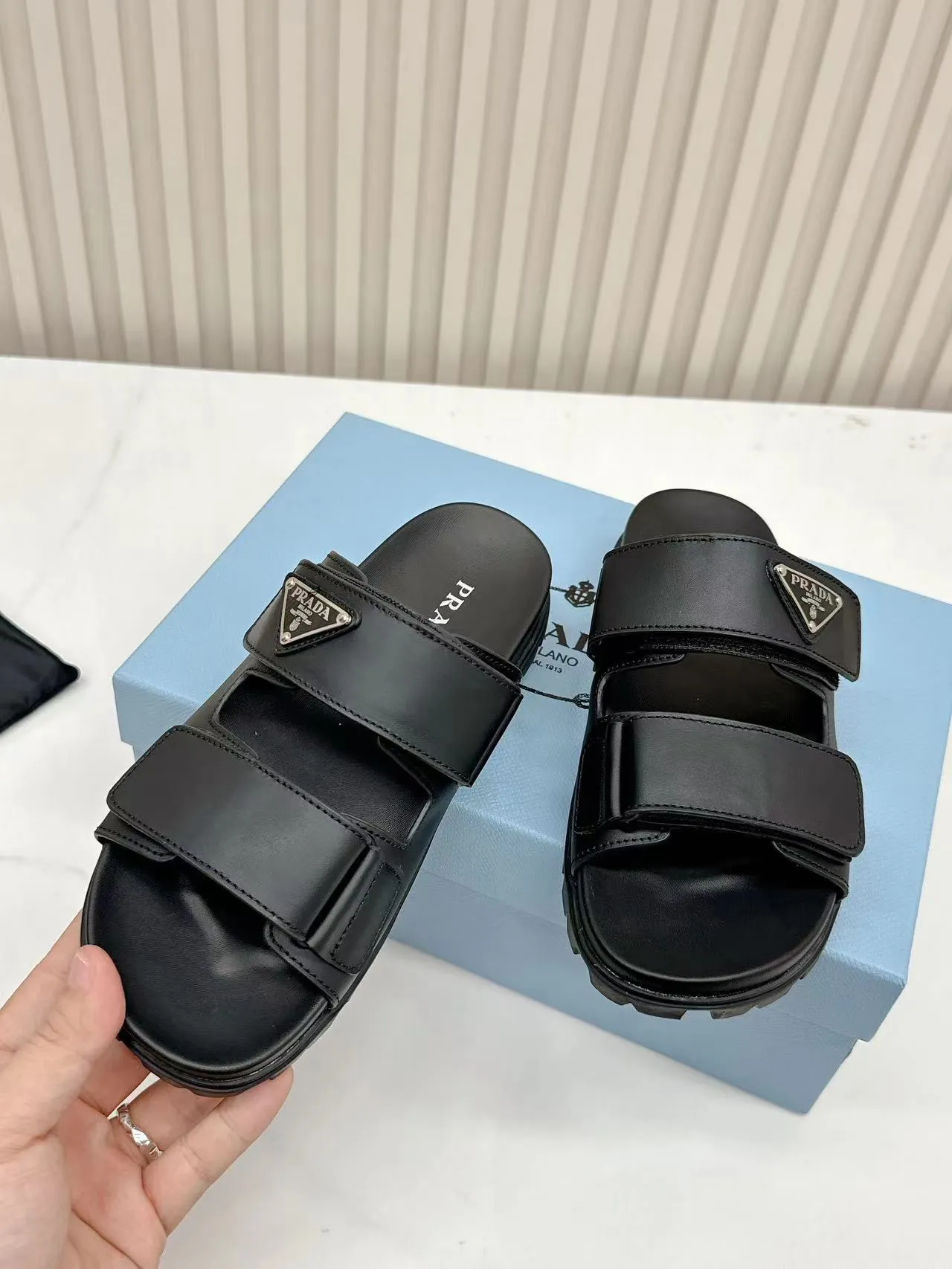 👟👟Ex-factory price 460👟👟 Prada2025’s latest Prada slippers, the slippers reveal a feminine atmosphere in a minimalist design. Triangular logo embellishment is eye-catching. Upper calfskin metal triangle logo 2 cm rubber sole Concave sole pattern Rubber sole Size 35---41
